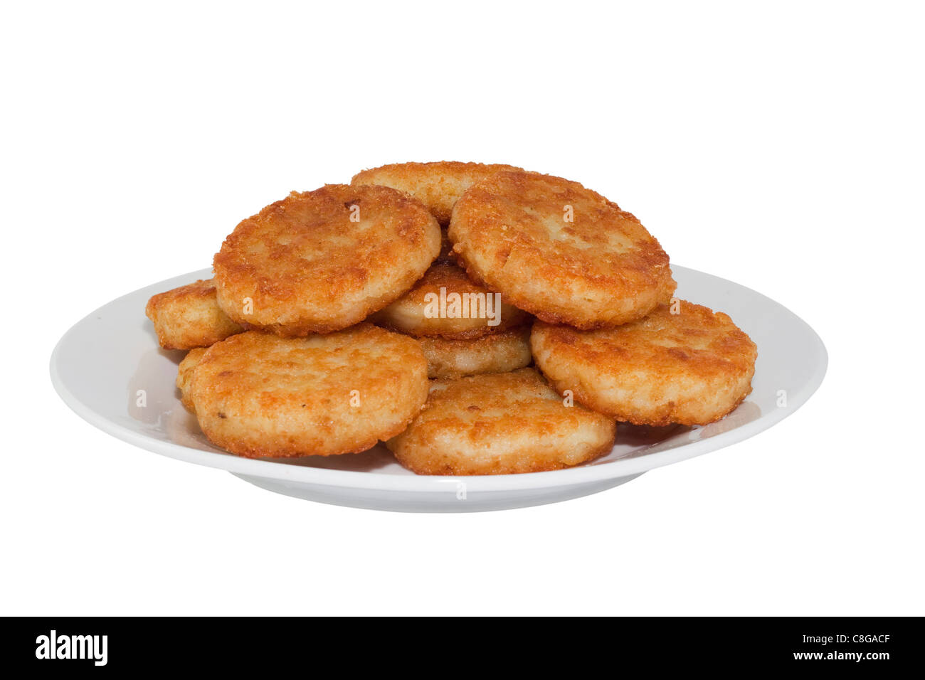 Rösti auf weißen Teller. Bild ist isoliert auf weißem Hintergrund. Stockfoto