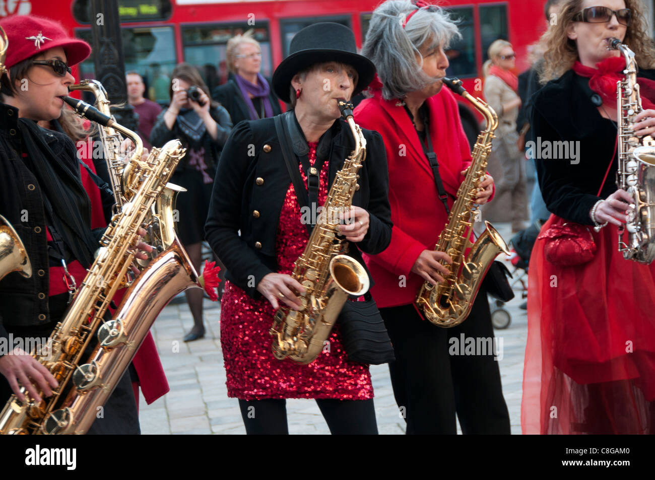 London-23. Oktober 2011 zu besetzen. St. Pauls Cathedral. Eine Saxophon-Band spielt. Stockfoto