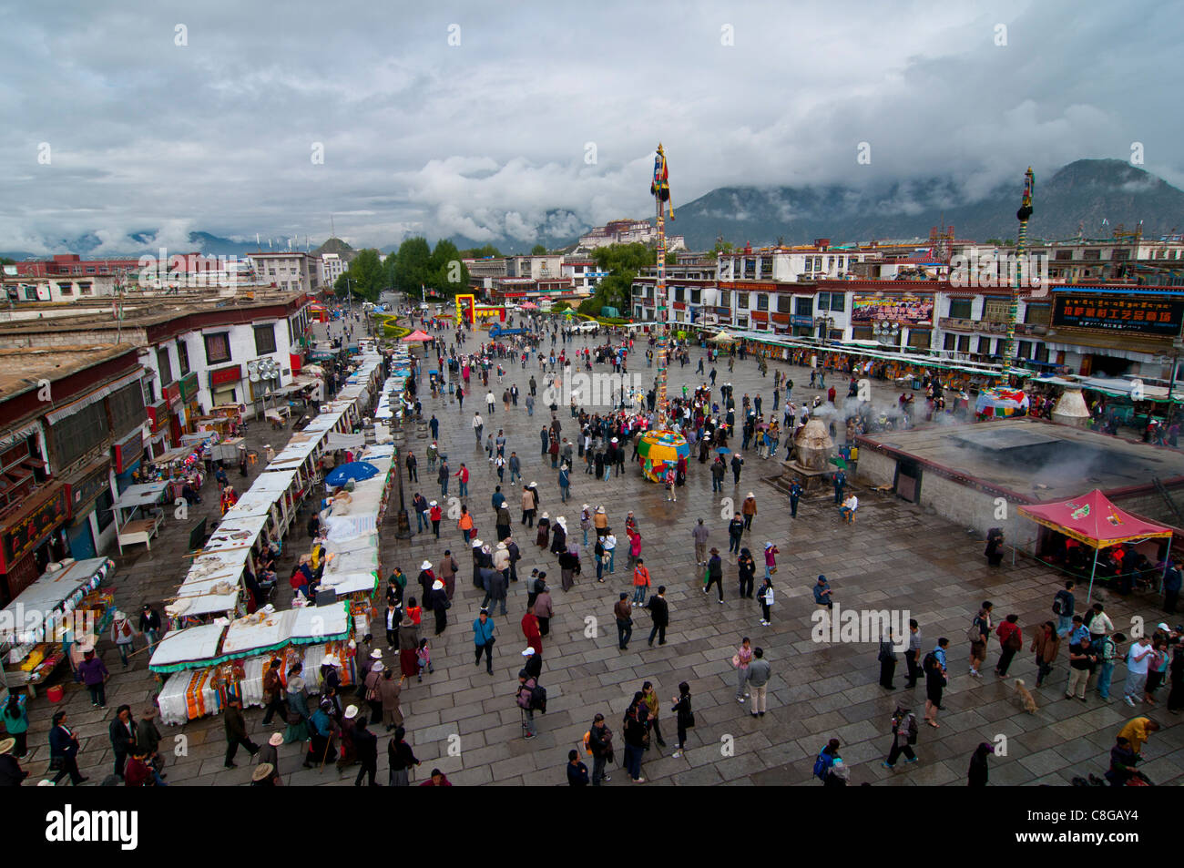 Blick über den Barkhor, einem öffentlichen Platz rund um den Jokhang Tempel in Lhasa, Tibet, China Stockfoto