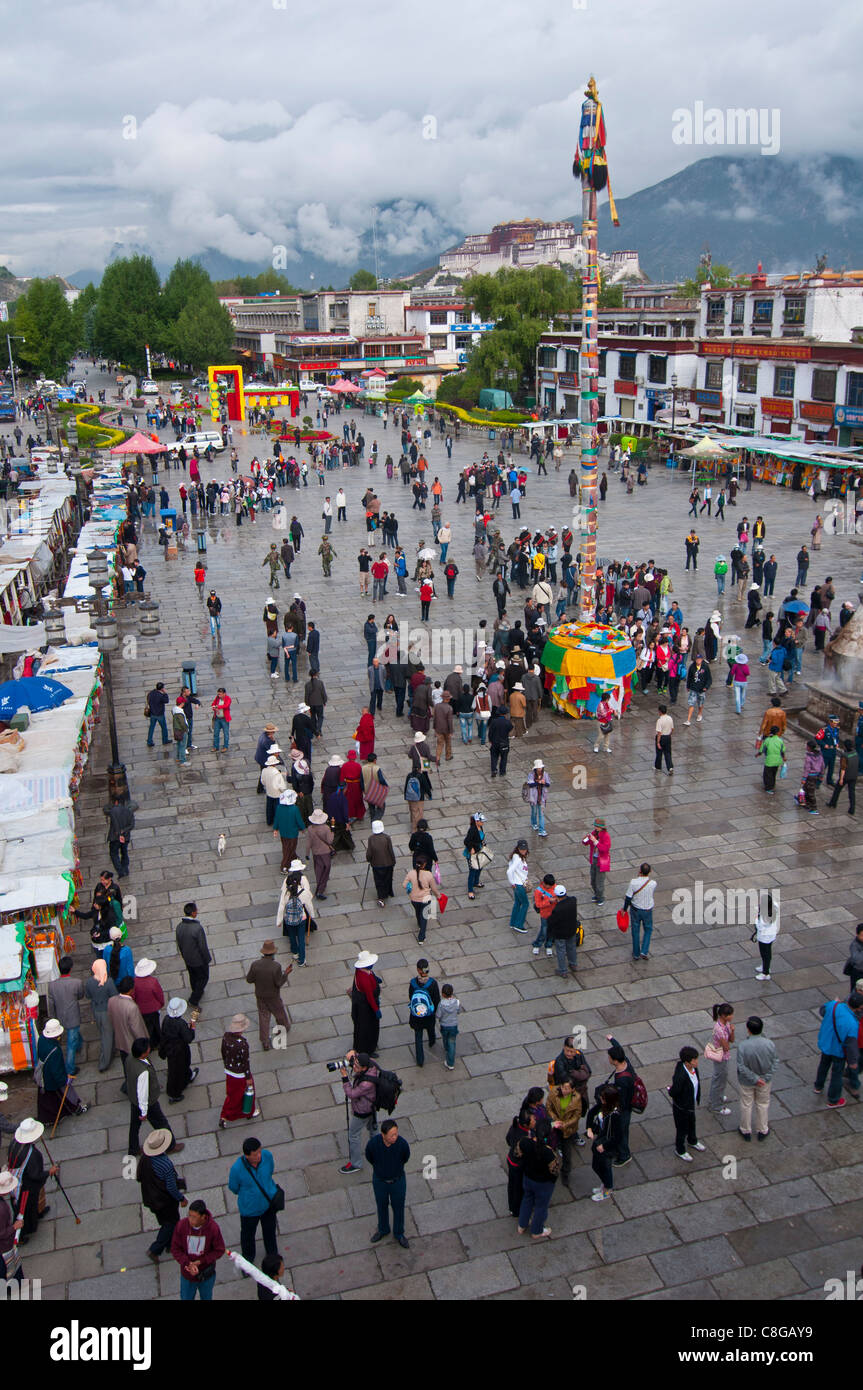 Blick über den Barkhor, einem öffentlichen Platz rund um den Jokhang Tempel in Lhasa, Tibet, China Stockfoto