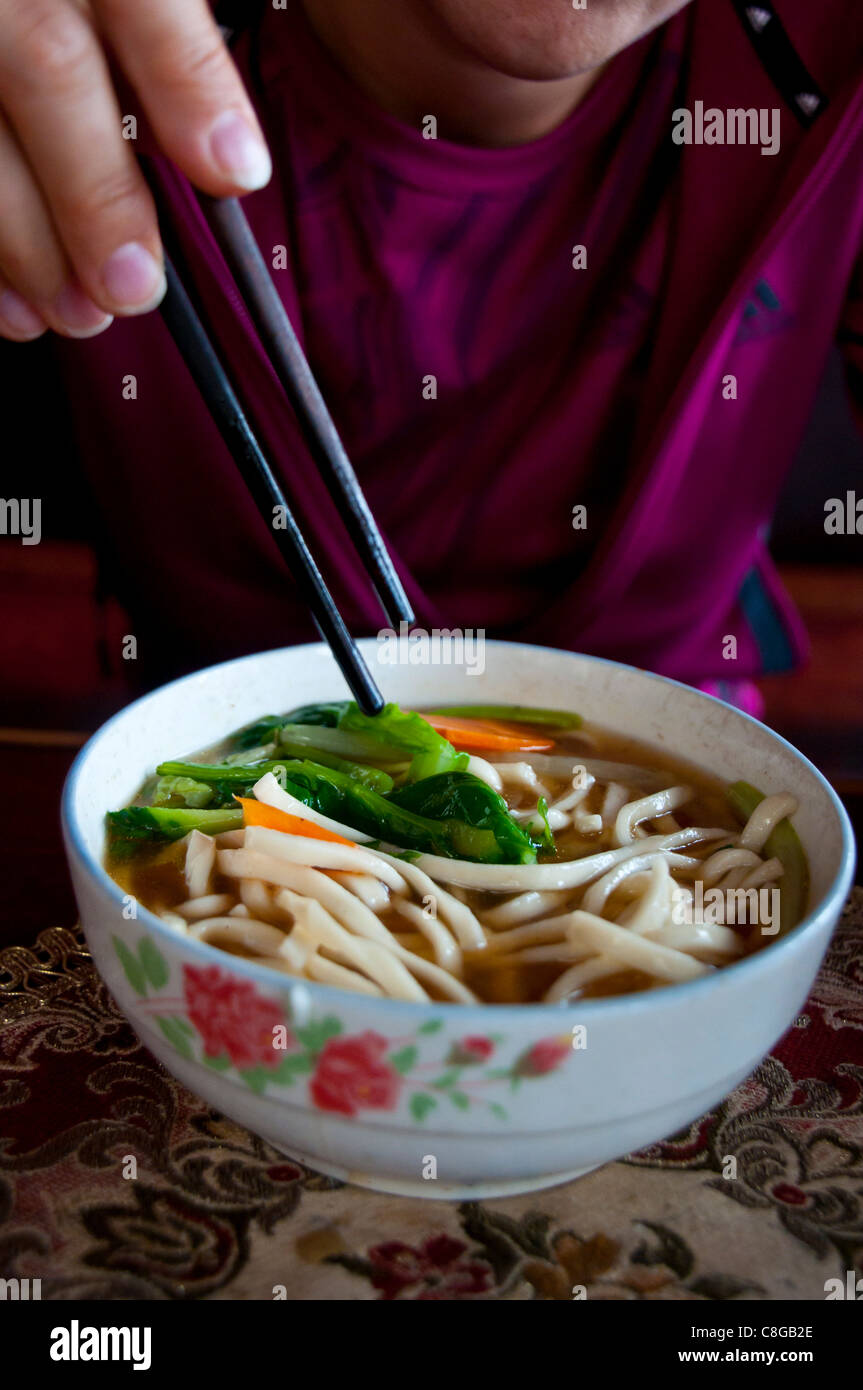Frau Essen Nudel Suppe, Lhasa, Tibet, China Stockfoto