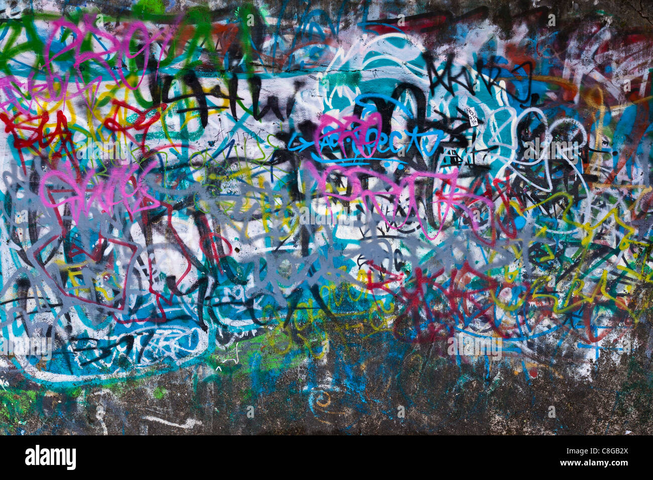 Ausschnitt aus bunten urban Graffiti-Wand. Stockfoto