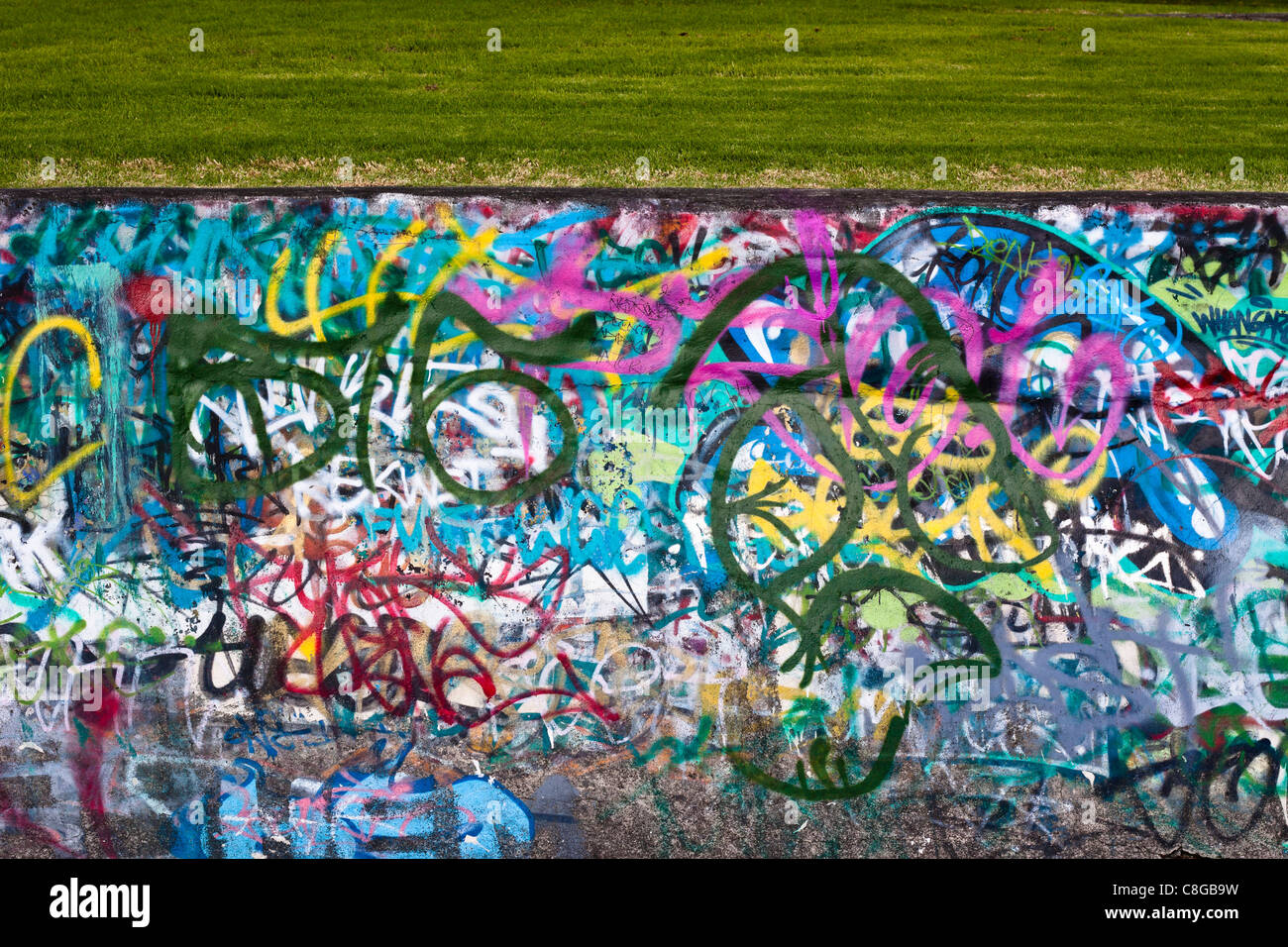 Ausschnitt aus bunten urban Graffiti-Wand. Stockfoto