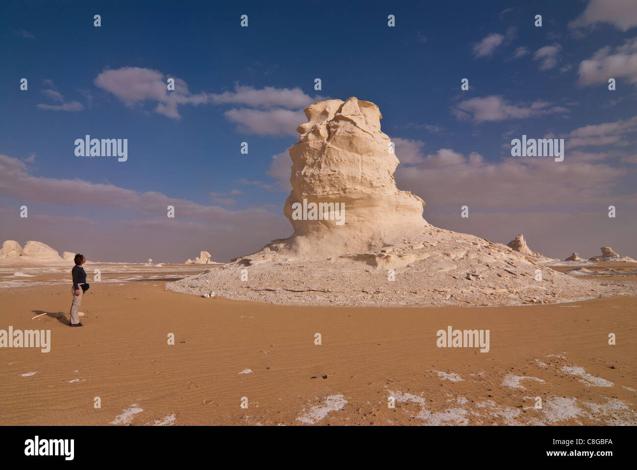 Touristischen bewundern ungewöhnliche natürliche Skulpturen verursacht durch Winderosion, Weiße Wüste in der Nähe von Bahariya, Ägypten, Nordafrika Stockfoto