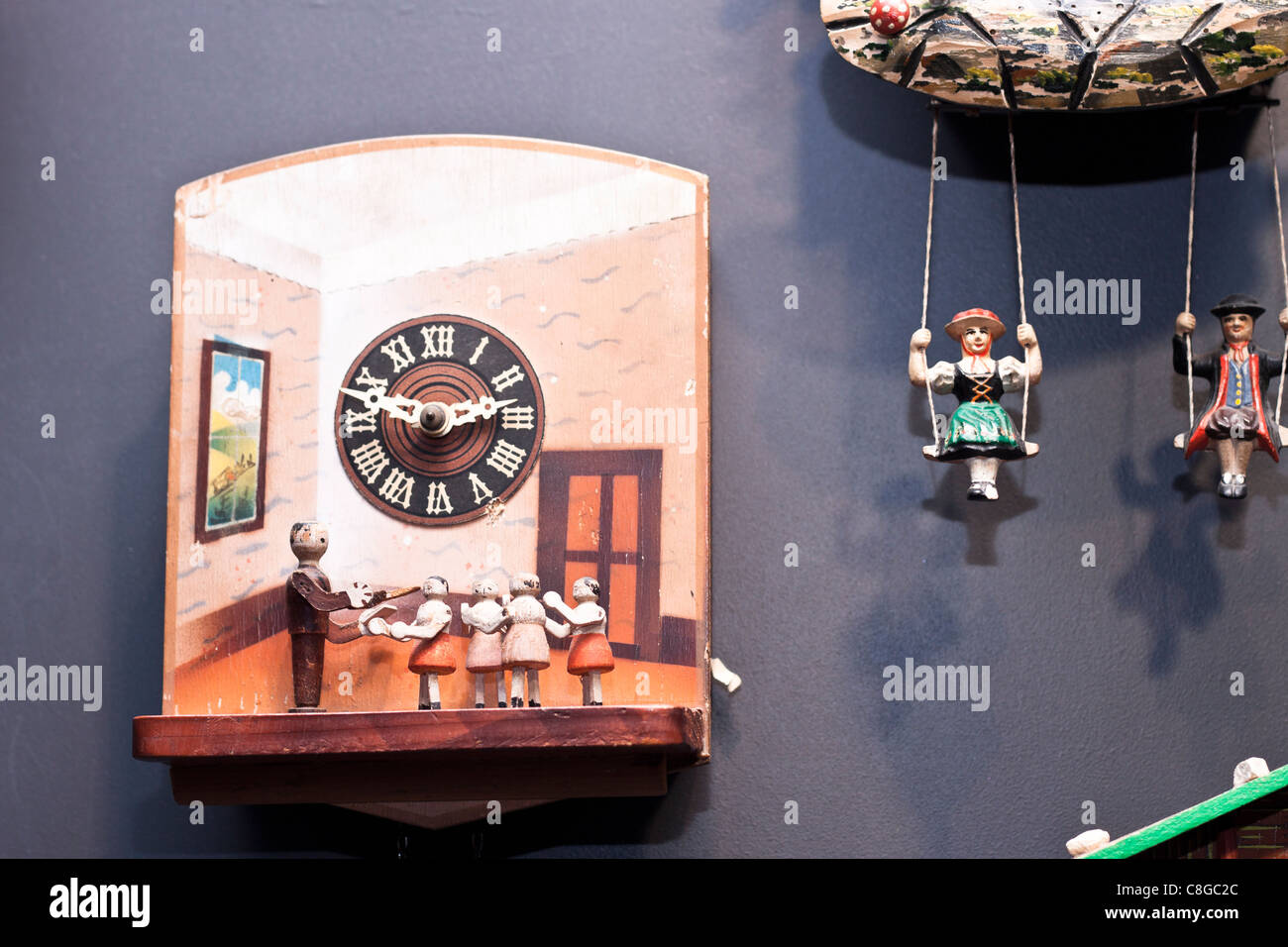 Alten bunten geschnitzten Uhr. Claphams National Uhrenmuseum, Whangarei, Neuseeland. Stockfoto