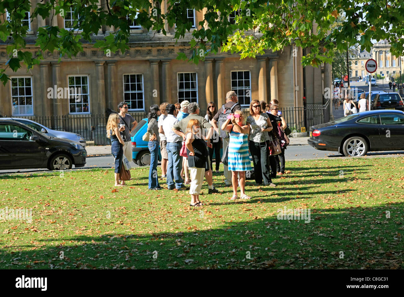 Touristen auf einem geführten Rundgang von Bath City Stockfoto