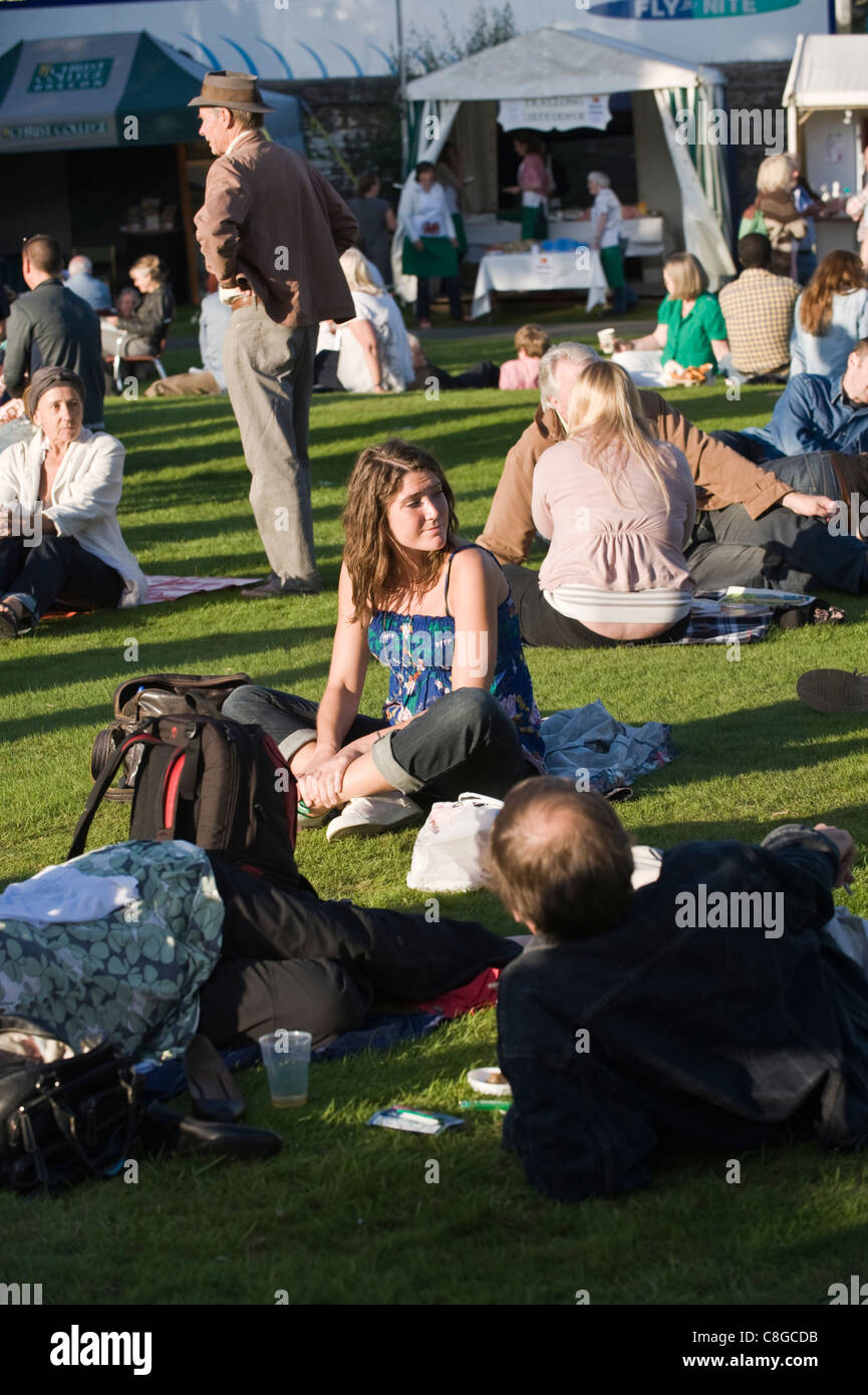 Festivalbesucher entspannen auf der Liegewiese im Sommersonnenschein am Brecon Jazz Festival 2011 Stockfoto