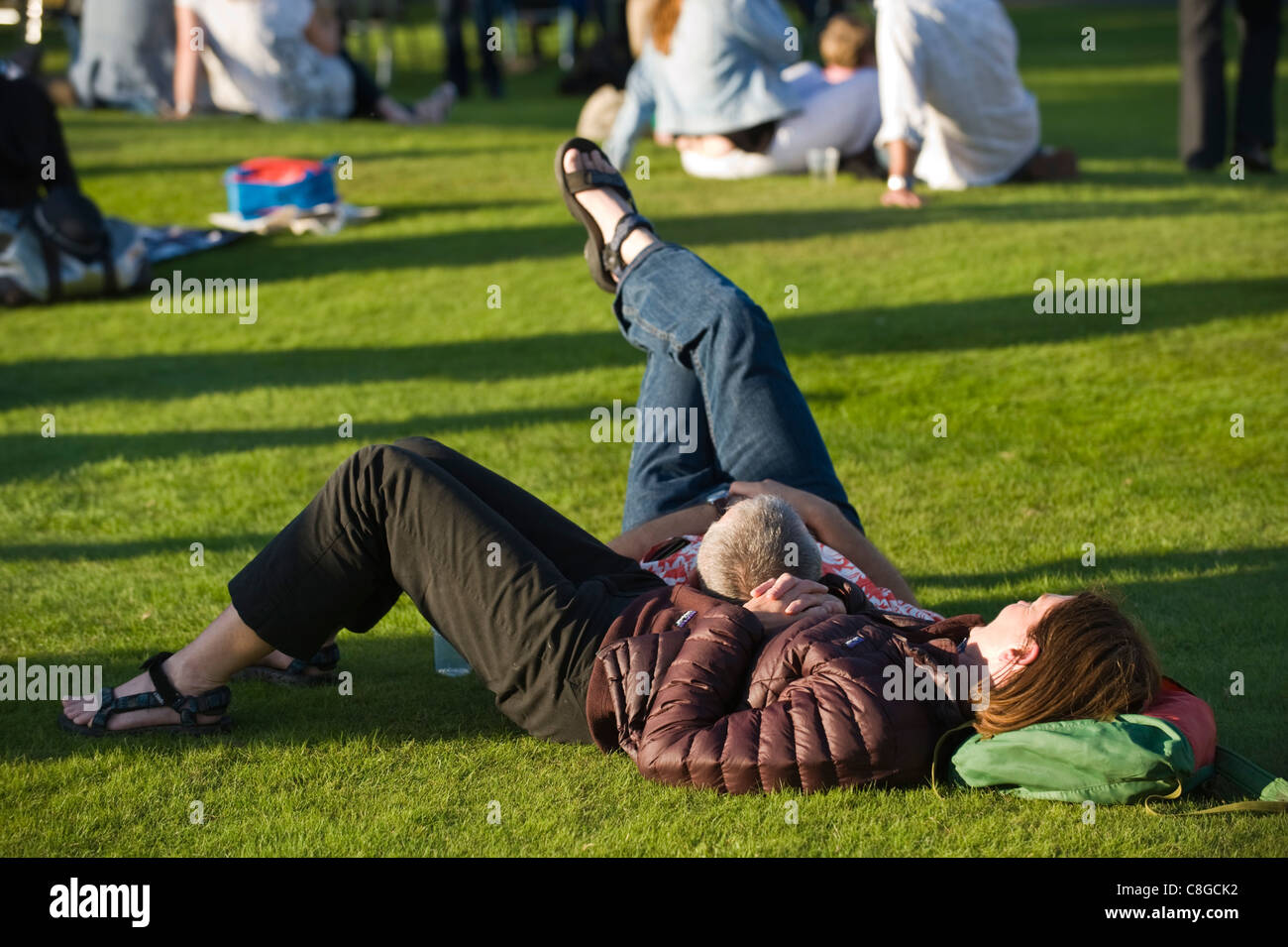 Festivalbesucher entspannen auf der Liegewiese im Sommersonnenschein am Brecon Jazz Festival 2011 Stockfoto