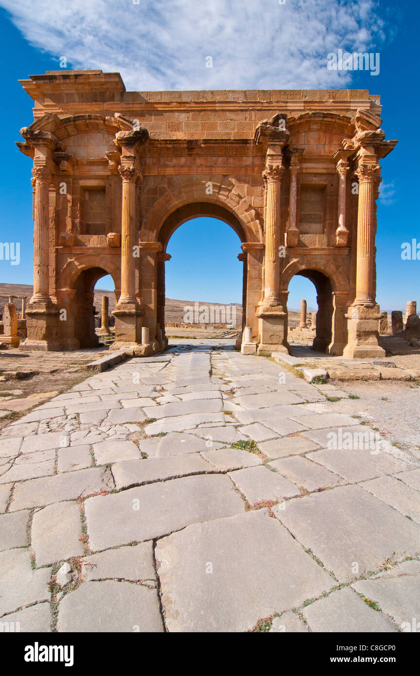 Bogen des Trajan, in der römischen Ruinen, Timgad, UNESCO-Weltkulturerbe, Algerien, Nordafrika Stockfoto