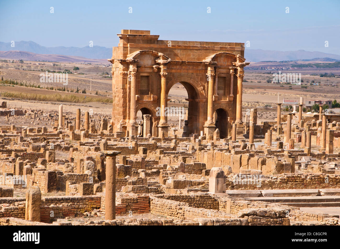 Der Trajansbogen in der römischen Ruinen, Timgad, UNESCO-Weltkulturerbe, Algerien, Nordafrika Stockfoto