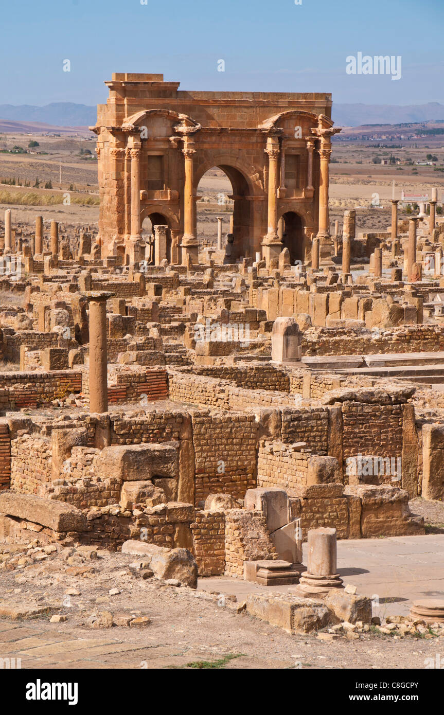 Der Trajansbogen in den römischen Ruinen, Timgad, UNESCO-Weltkulturerbe, Algerien, Nordafrika Stockfoto