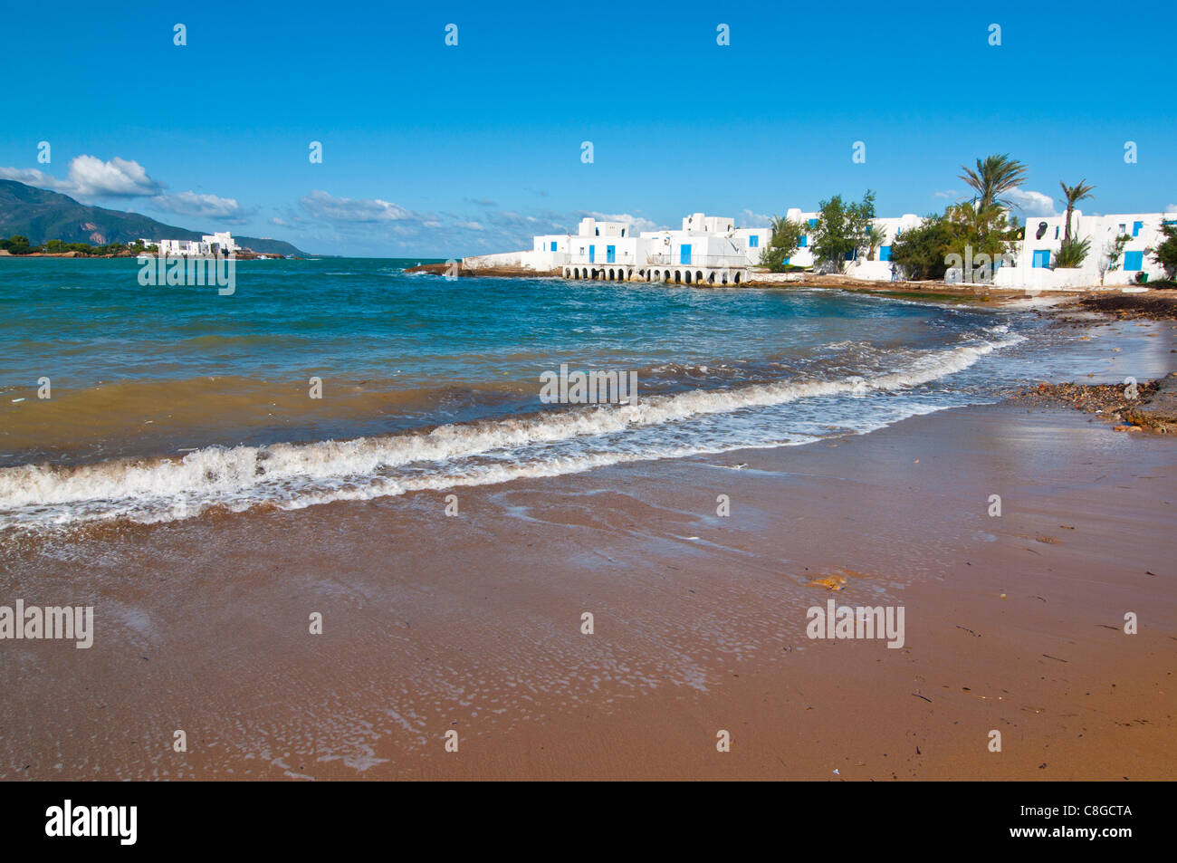 Strand im Beach Resort an der Mittelmeerküste in der Nähe von Tipasa, Algerien, Nordafrika Stockfoto