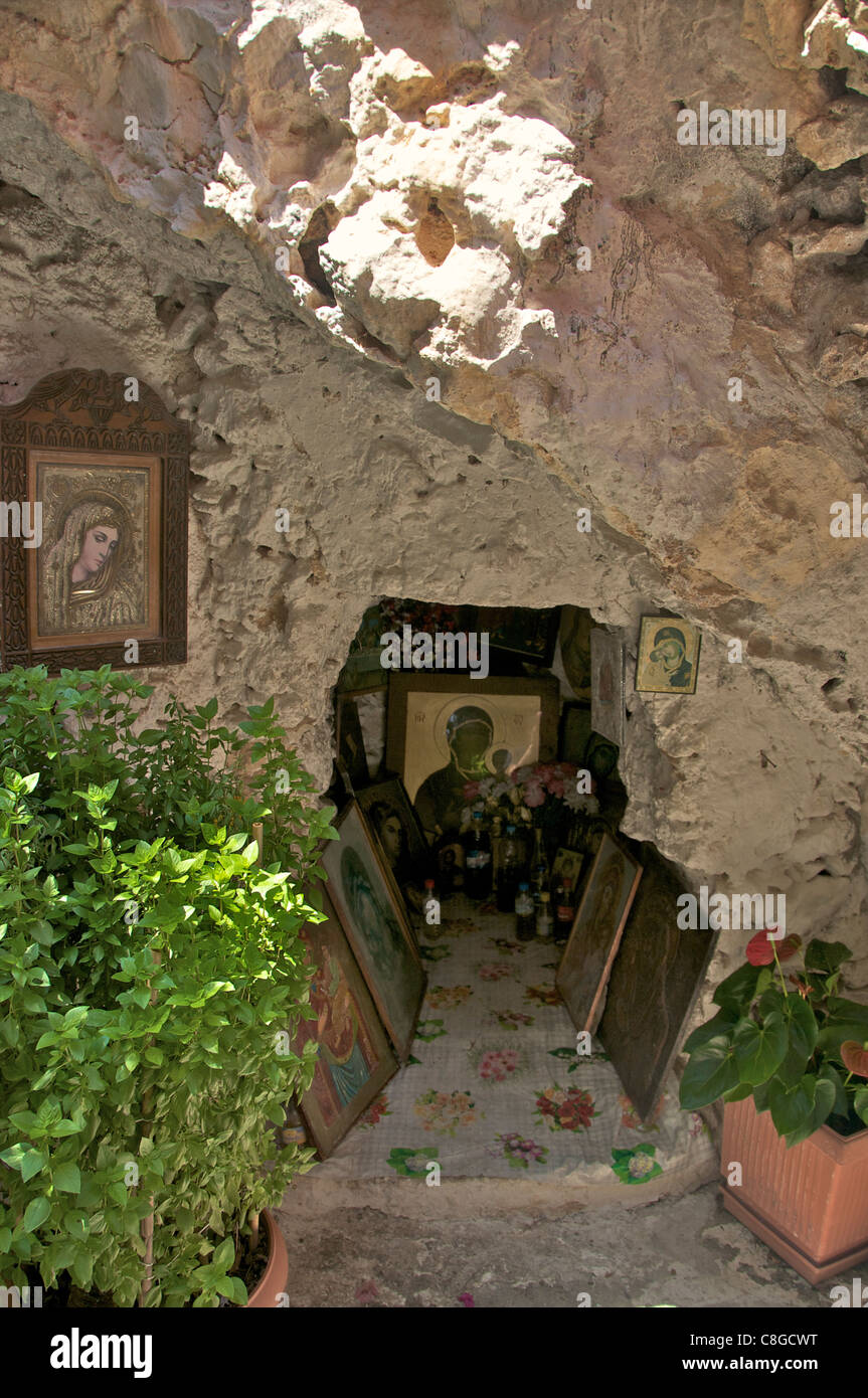 Schrein in den Felsen bei Moni Faneromeni in einer abgelegenen Ecke von Nord-Ost-Kreta Stockfoto