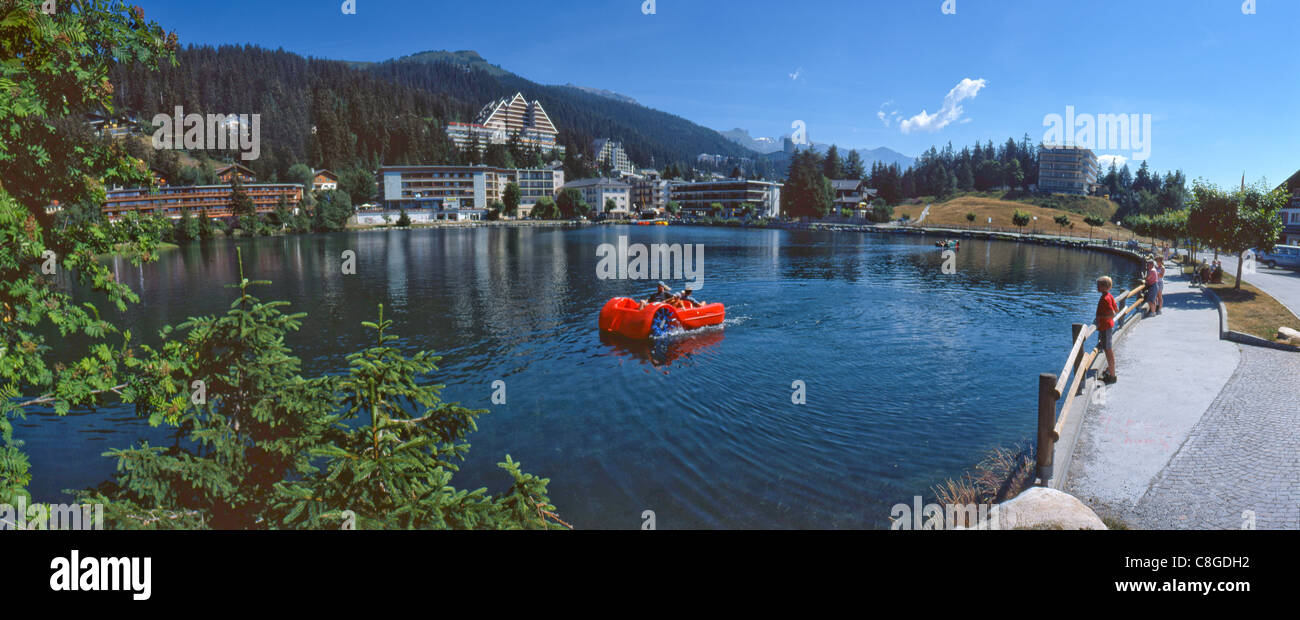 Schweiz, Europa, Wallis, Crans Montana, Tourismus, Reisen, Lac Grenon, See, Sommer, Hotel, Tretboot Stockfoto