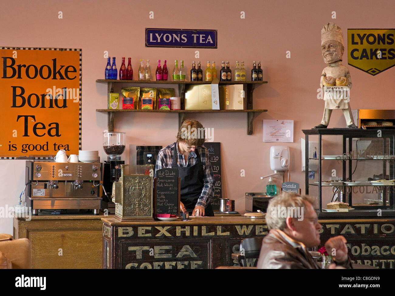 Cafe in der Redundent Bahnhof in West Bexhill mit erhaltenen alten Zeichen Kassen- und moderne Gaggia Espresso-Maschine Stockfoto