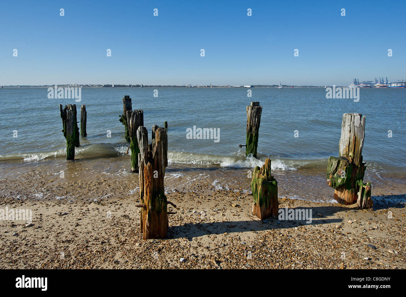 Die Überreste von einem hölzernen Steg am Ufer des Flusses Orwell Stockfoto