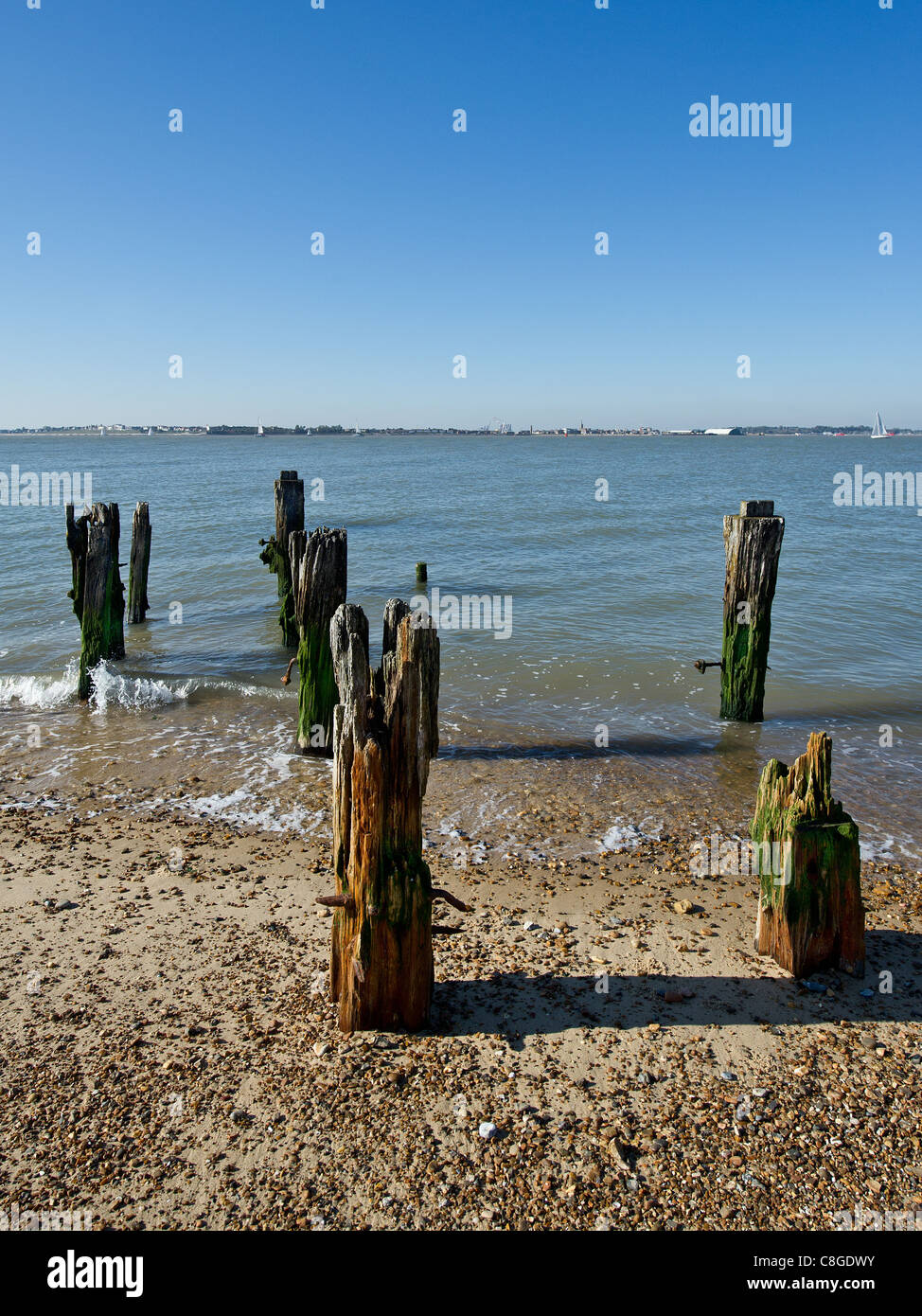 Die Überreste von einem hölzernen Steg am Ufer des Flusses Orwell Stockfoto