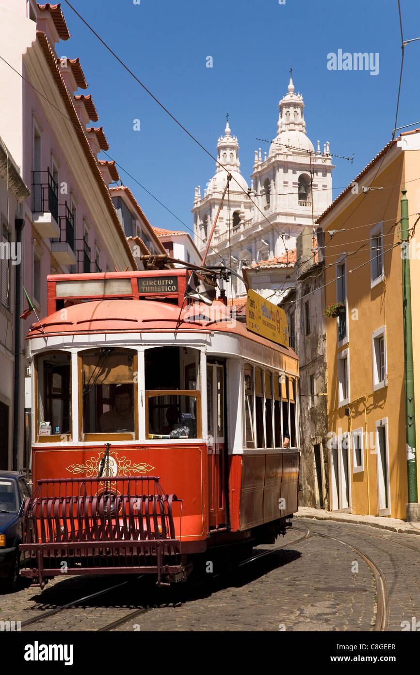 Eine Straßenbahn fährt entlang der freundlichen Nummer 28 Touristenroute in der Alfama, Lissabon, Portugal Stockfoto