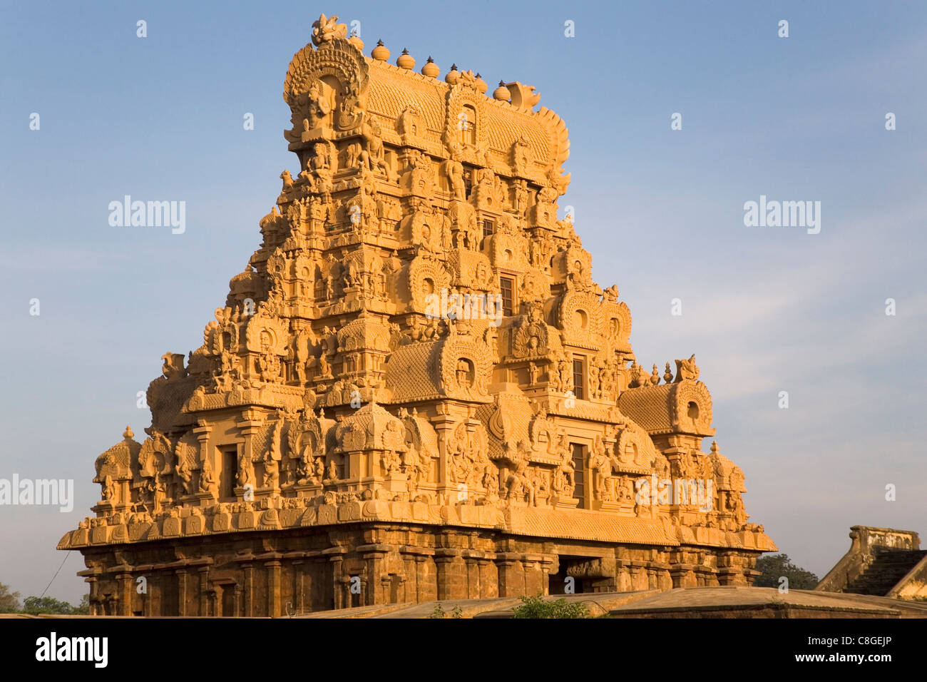 Die reich verzierten Gopuram des Brihadeeswarar Tempel (Big) in Thanjavur (Tanjore, UNESCO-Weltkulturerbe, Tamil Nadu, Indien Stockfoto