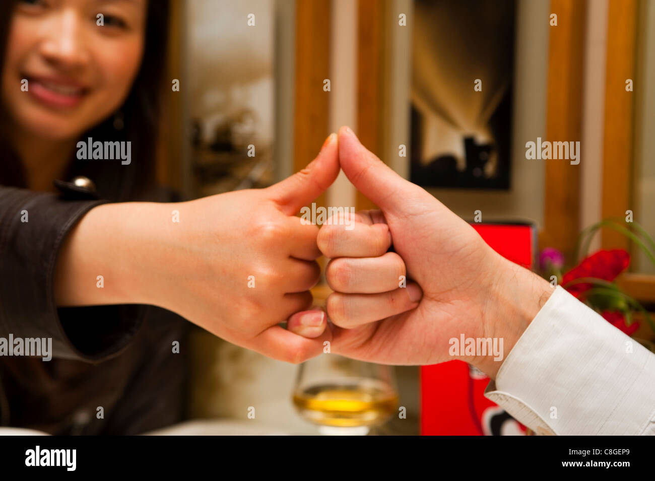 Touristen, die mit typischen chinesischen Friedens Geste in Sichuan Küche Restaurant, Haiyongxiang Bezirk, Shanghai, China Stockfoto