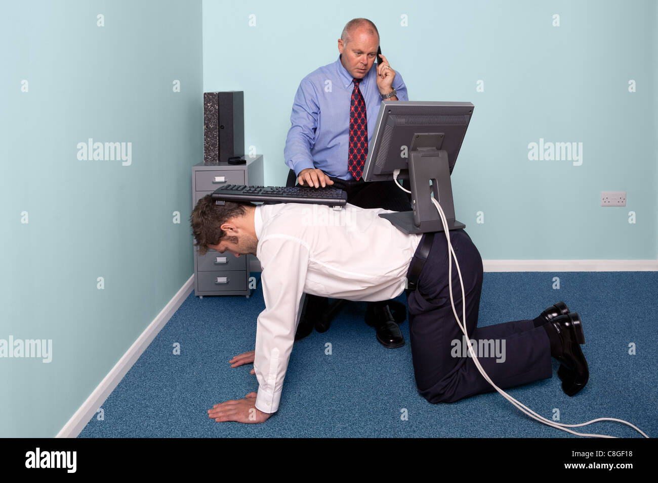 Foto von einem Geschäftsmann mit einer Arbeit erleben Sie Mitarbeiter für seinen Schreibtisch Stockfoto