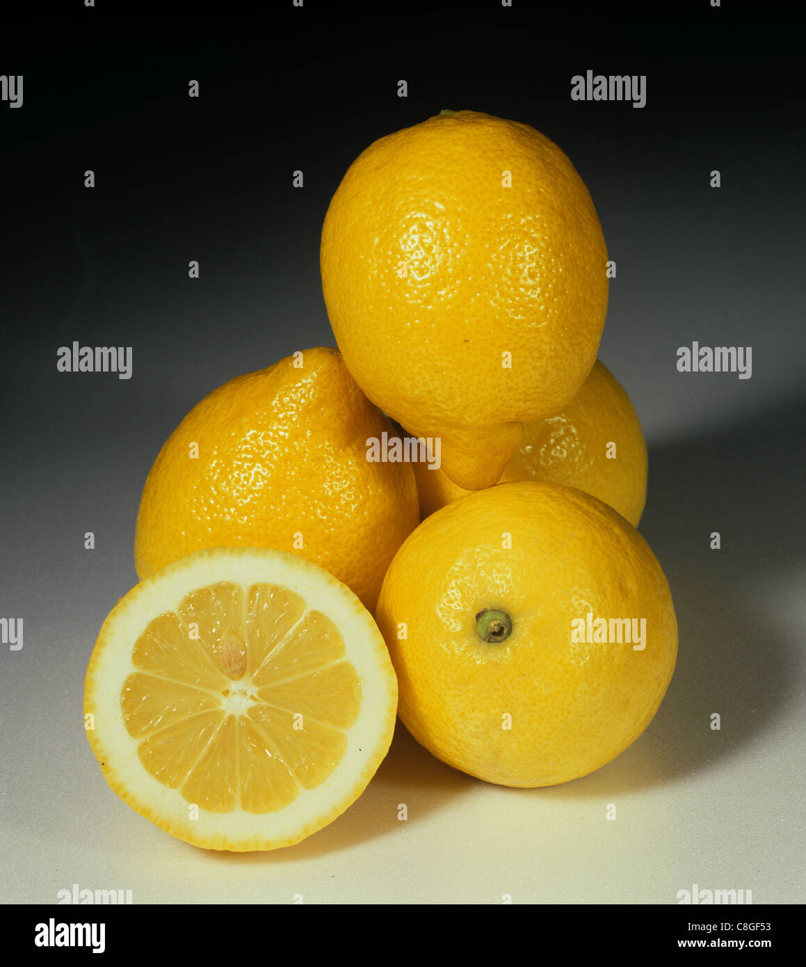 Ganze und Abschnitt Gruppe Zitrusfrucht Zitronensaft Sorte Fino Stockfoto