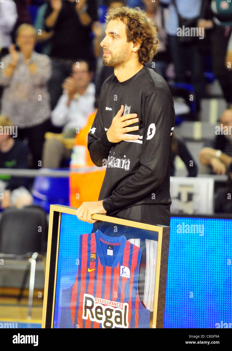 Ehemalige FC Barcelona Basketball Team-Kapitän Roger Grimau erhielt ein Geschenk von seinen Formre Teamkollegen beim Spiel zwischen seinem neuen Team (Bilbao Basket Bizkaia) und FC Barcelona Stockfoto