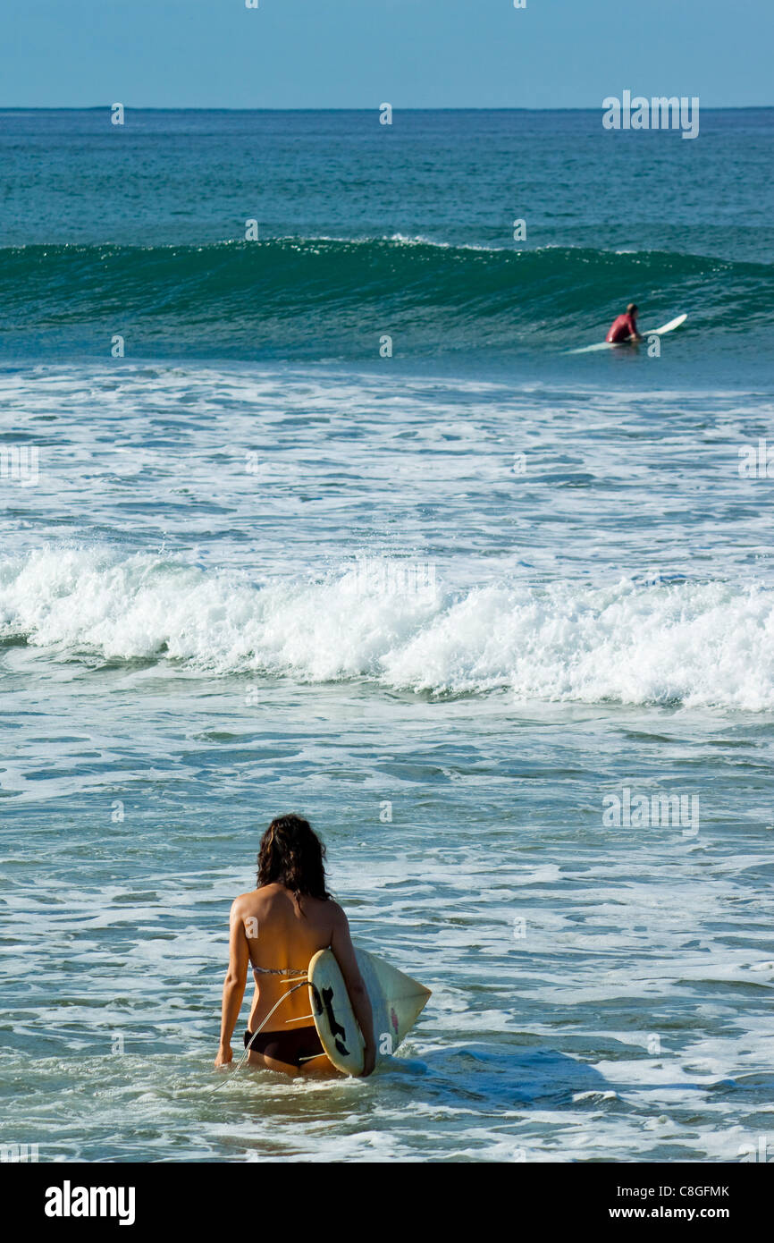 Surferin auf Playa Guiones Strand, Nosara, Nicoya Halbinsel, Provinz Guanacaste, Costa Rica, Mittelamerika Stockfoto