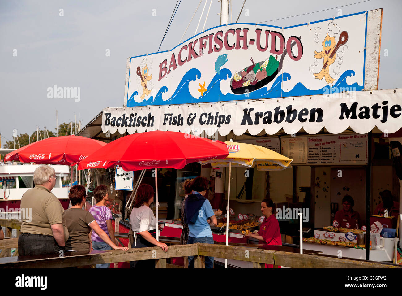 Garküche mit Fisch + Pommes und Fischsnacks in Warnemünde auf der Ostsee, Rostock, Mecklenburg-Western Pomerania, Deutschland, Stockfoto