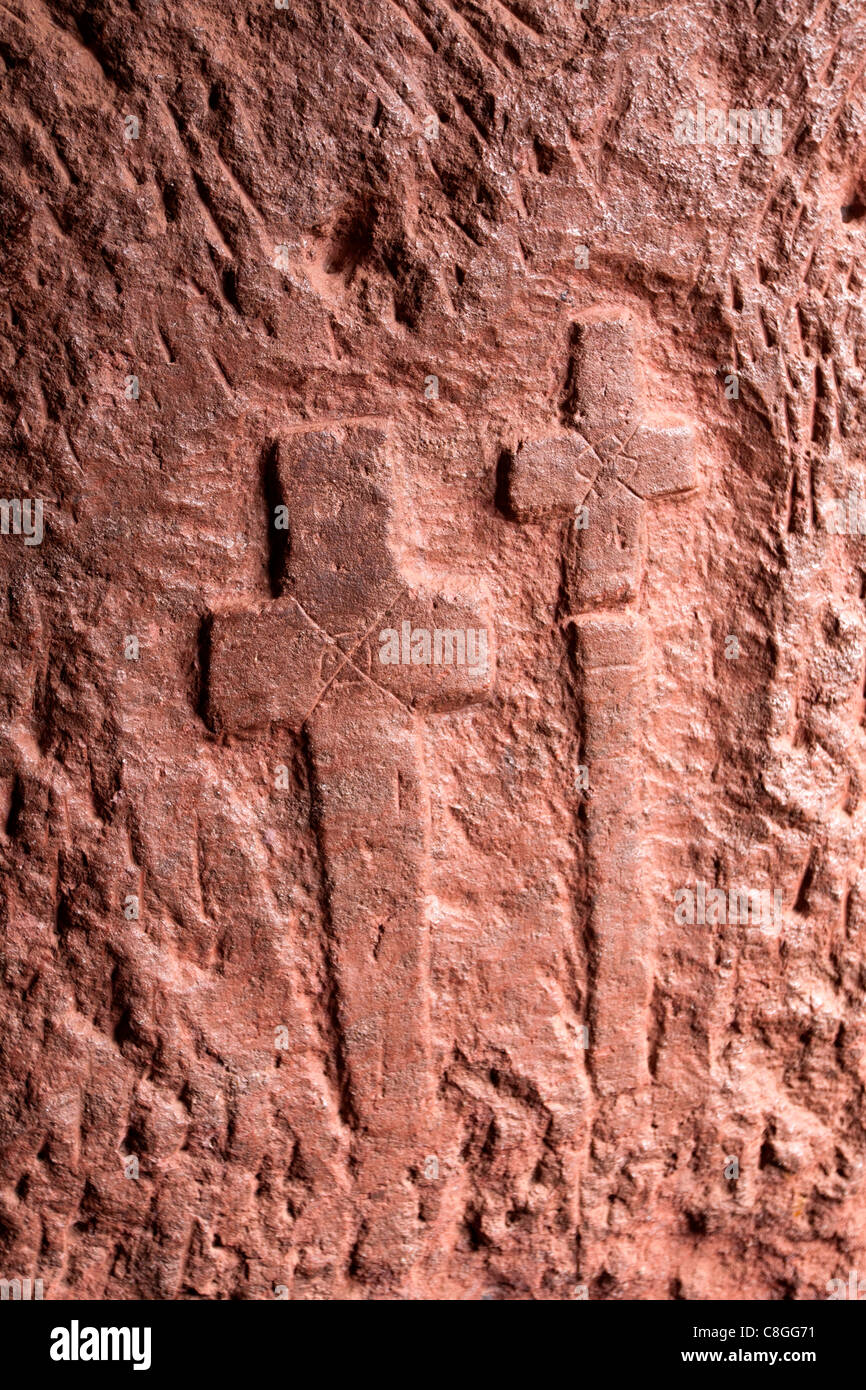 Kreuze in der Wand auf die Felsen gehauene Kirche von Bet Gabriel-Rufael in Lalibela, Nord-Äthiopien, Afrika geschnitzt. Stockfoto