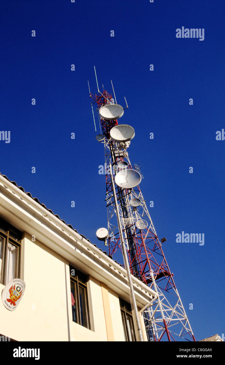 Cusco, Peru. Mikrowellen-Relais-Turm mit Satellitenschüsseln. Stockfoto