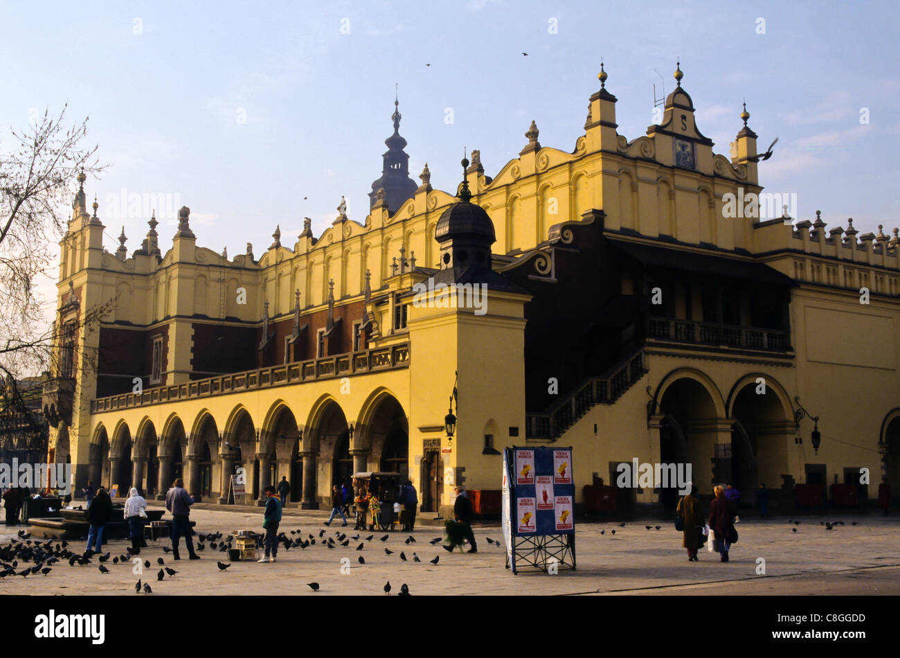 Krakau, Polen; Stare Miasto Altstadt Stadtplatz; die Tuchhallen (Sukiennice). Stockfoto