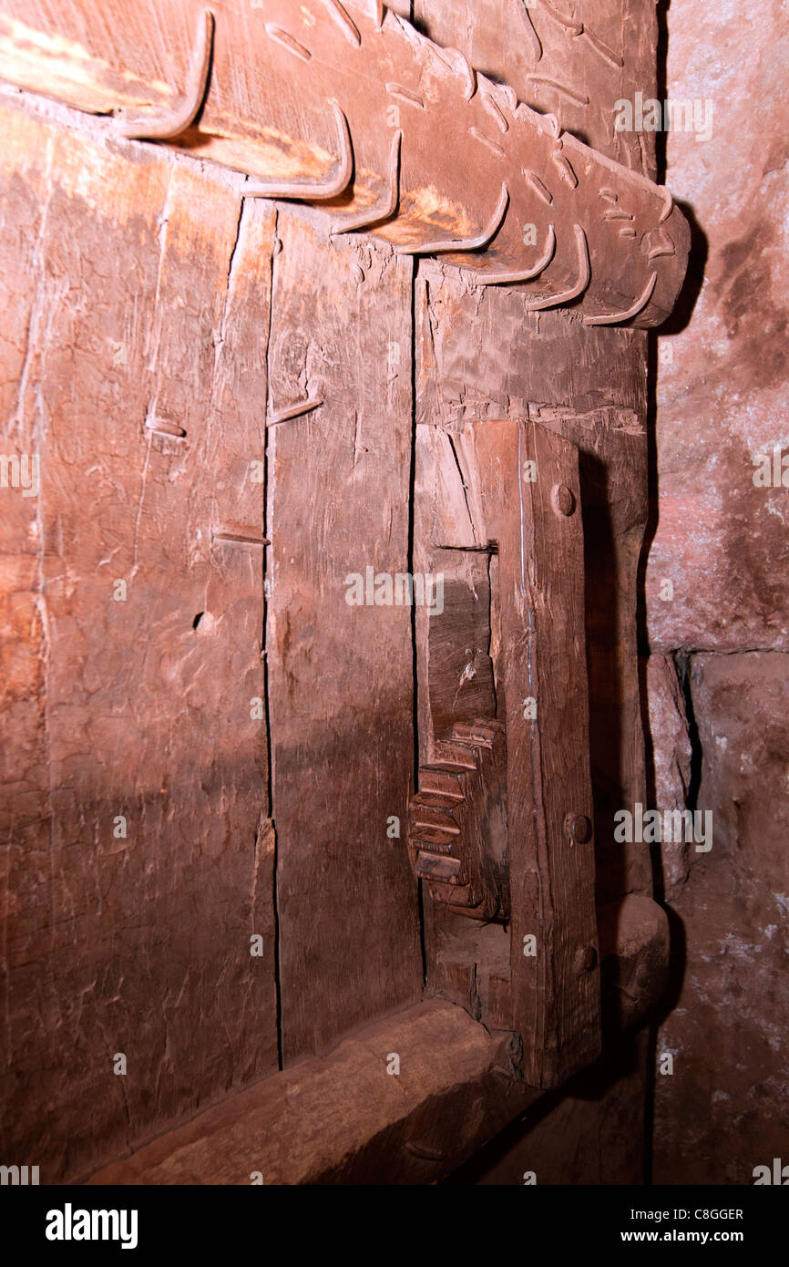 Detail einer original Olivenholz-Tür in den Fels gehauene Kirche Bet Gabriel-Rufael in Lalibela, Nord-Äthiopien, Afrika. Stockfoto