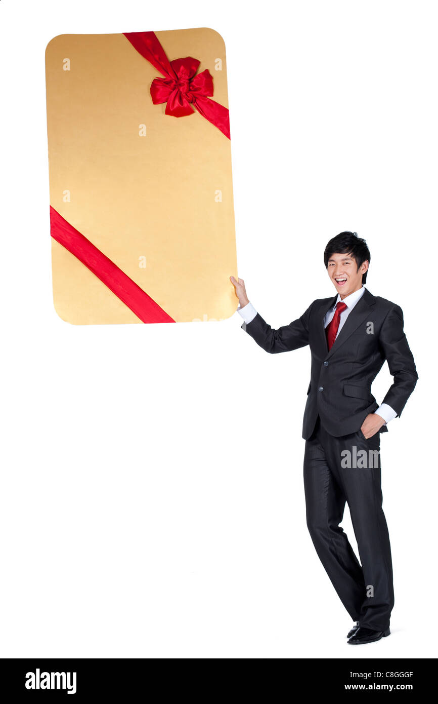 Aufgeregt Geschäftsmann hielt eine übergroße verpackte Karte Stockfoto
