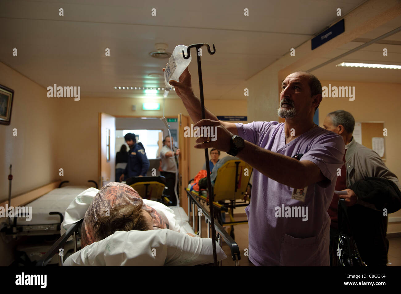 Krankenhaus-Arbeiter mit IV-Tasche Stockfoto