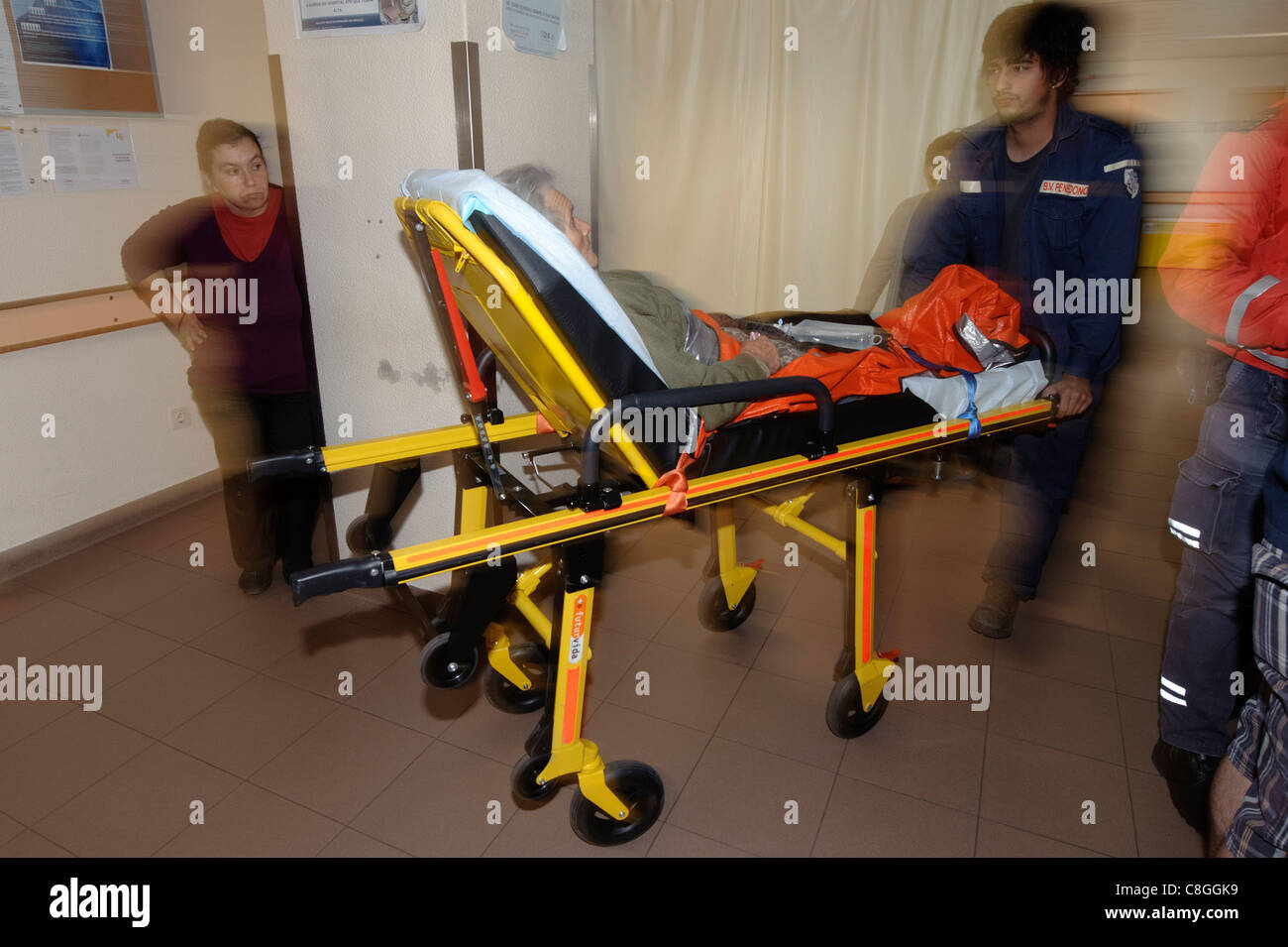 Bewegung verwischt dynamische Foto Gesundheitswesen professionelle bewegliche Patienten auf einer Bahre in einem Krankenhaus Stockfoto