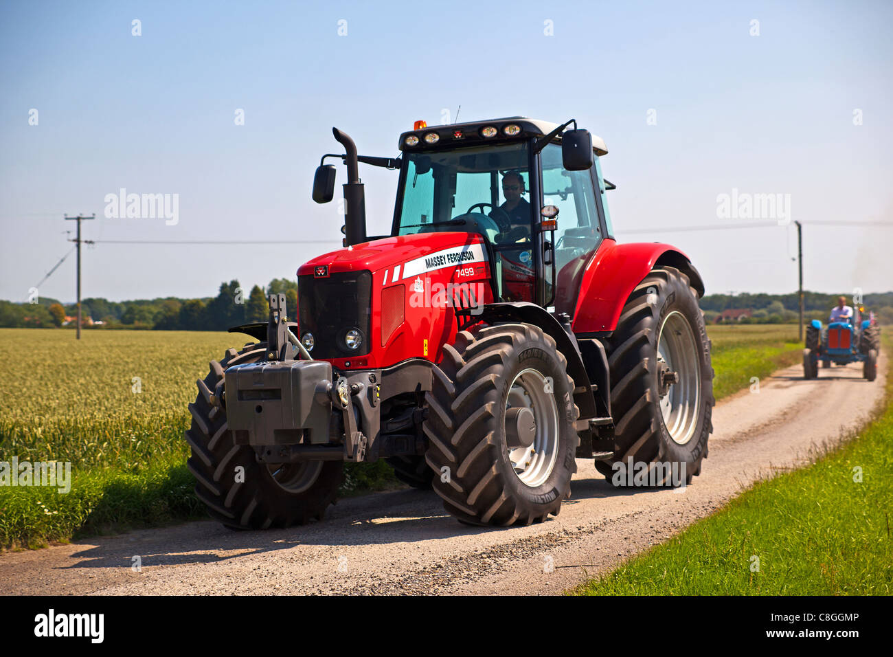 Traktor durchlaufen der Lincolnshire Wolds Stockfoto