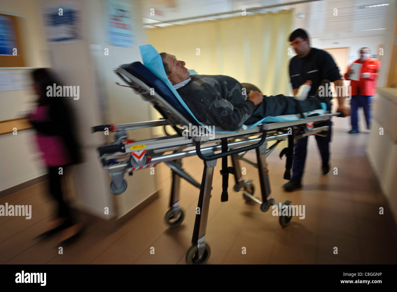 Bewegung verwischt dynamische Foto Gesundheitswesen professionelle bewegliche Patienten auf einer Bahre in einem Krankenhaus Stockfoto