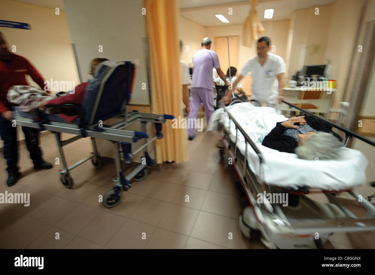 Bewegung verwischt dynamische Foto von Angehörigen der Gesundheitsberufe Gurneys in einem Krankenhaus Patienten einziehen Stockfoto