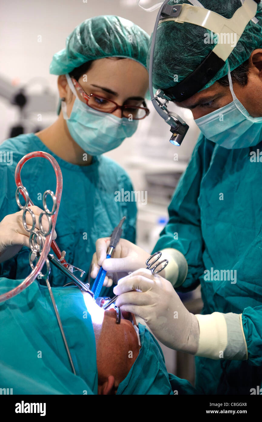 Ärzte der Chirurgie im OP-Saal Stockfoto