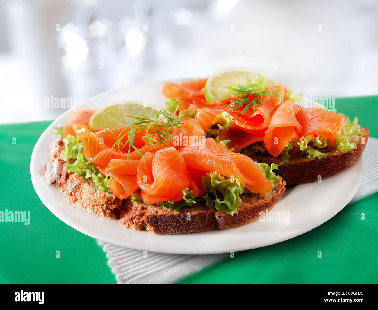 Geräucherter Lachs & Salat Sandwich Stockfoto