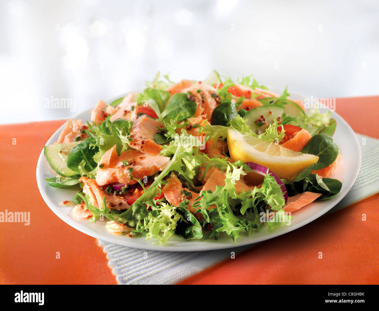 Frischer Lachs Salat Stockfoto