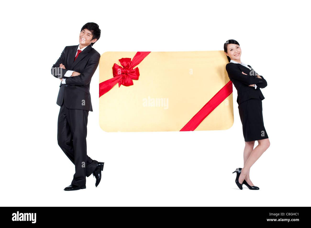 Kollegen lehnte sich gegen einen übergroßen verpackte Karte Stockfoto