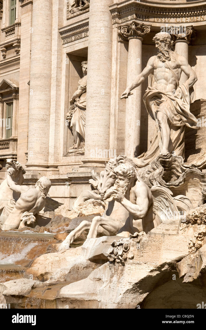 Der Trevi Brunnen. Ein Brunnen in der Trevi rione in Rom, Italien. Stockfoto