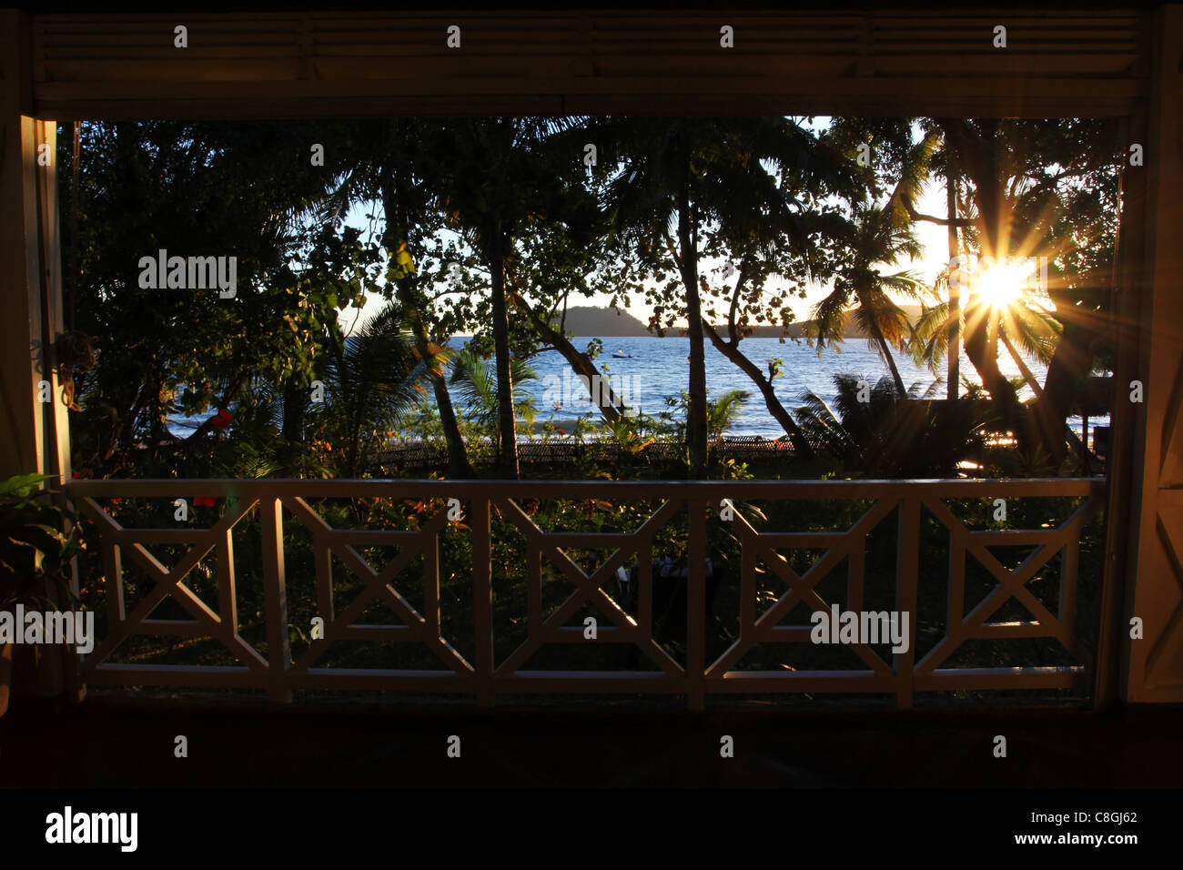 Den Indischen Ozean mit Nosy Sakatia im Hintergrund, Blick von einer Terrasse am fantasievollsten Beach Hotel, Nosy Be (Nossi-Bé), Madagaskar Stockfoto