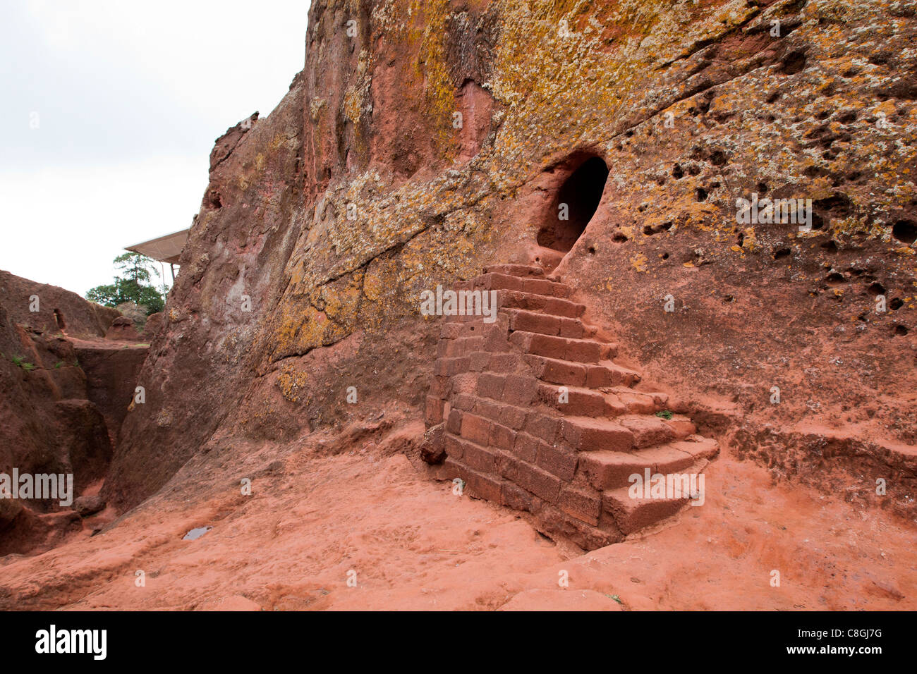 Tunneleingang zwischen Bet Abba Libanos und Bet Amanuel in Lalibela, Nord-Äthiopien, Afrika führt. Stockfoto