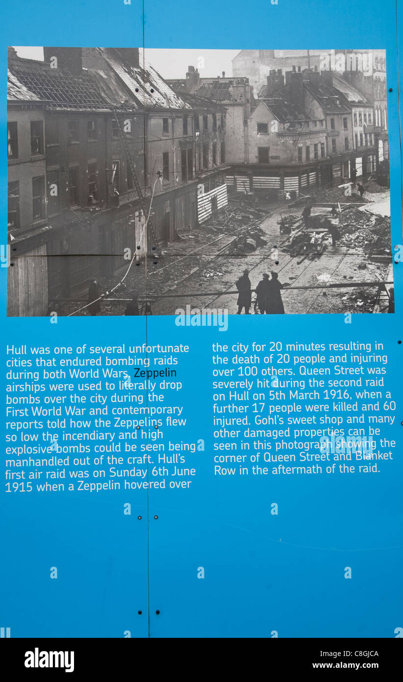 Informationen-Poster und Foto über Zeppelin Überfälle 1915 und 1916, Hull, Yorkshire, England Stockfoto