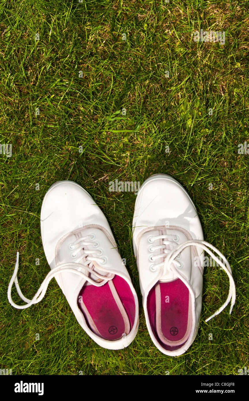 Weiße Sommerschuhe auf Rasen Stockfotografie - Alamy