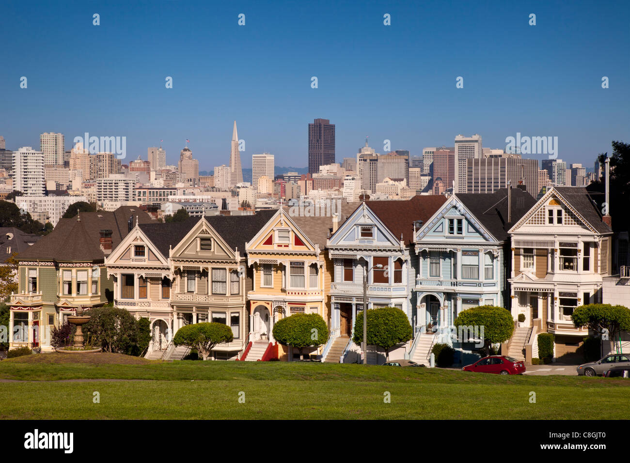 Viktorianische Häuser "Painted Ladies" und Skyline von San Francisco in Kalifornien, USA Stockfoto