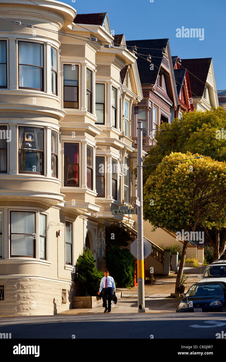 Business-Mann geht vorbei an viktorianischen Stil Häuser in Haight Ashbury Viertel von San Francisco, Kalifornien USA Stockfoto